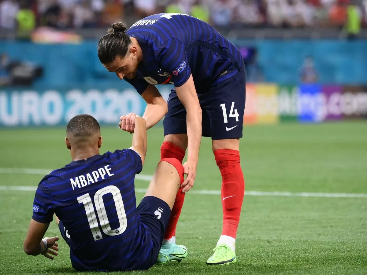 Fransalı futbolçuların ailələri arasında gərginlik baş verib